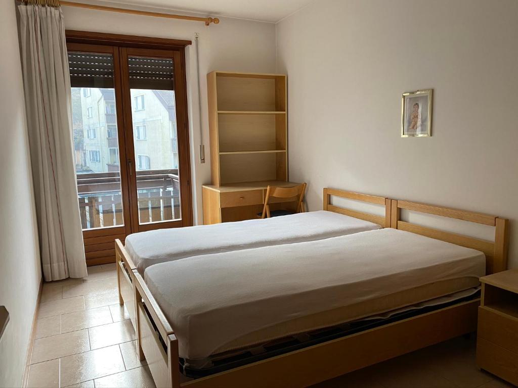 a bedroom with a bed and a window at Appartamento Dona Comano Terme in Ponte Arche