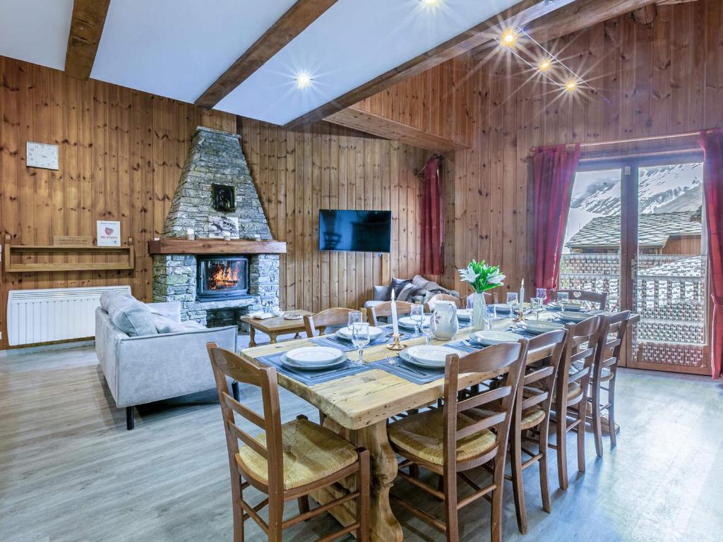 Duplex montagnard rustique avec cheminée, au vieux village de Val-d'Isère, au pied des pistes