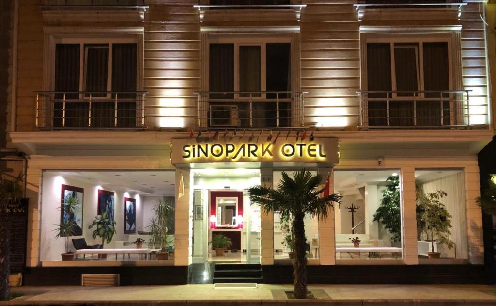 una tienda frente a un edificio por la noche en Sinopark Hotel, en Sinope