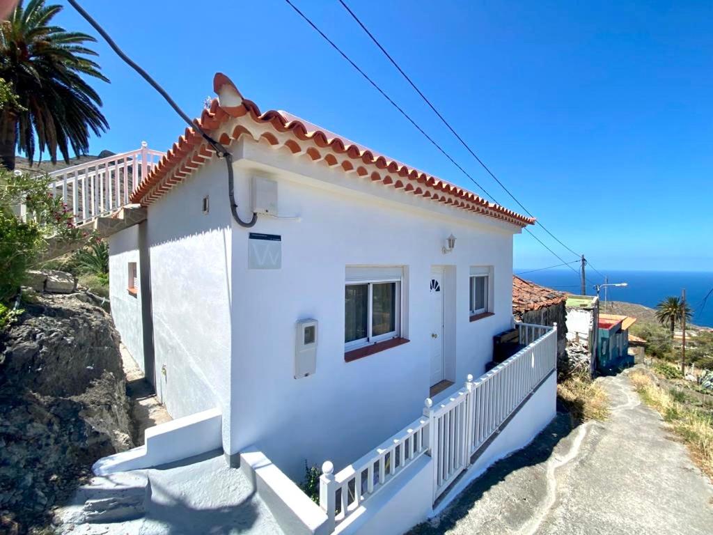 AlojeraにあるCasa Los Palmeros Perdomoの海を背景にした白い家
