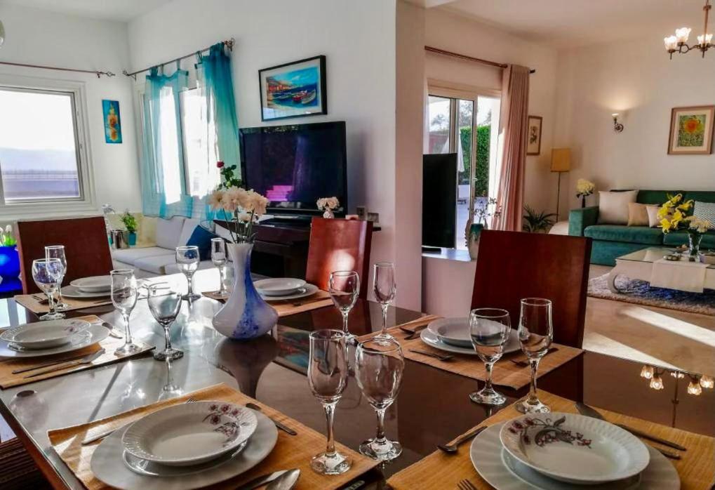 TV a/nebo společenská místnost v ubytování Babel Apartments el gouna