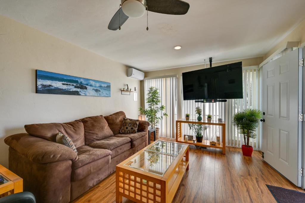 een woonkamer met een bank en een salontafel bij Pacific Beach Apartment Walk to Beach and Pier! in San Diego
