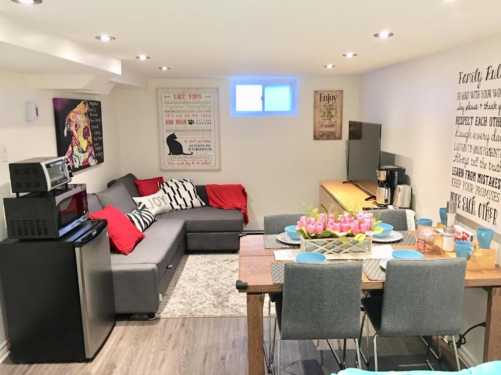 Imagen de la galería de Luxury Bachelor Suite, en Pointe-Claire