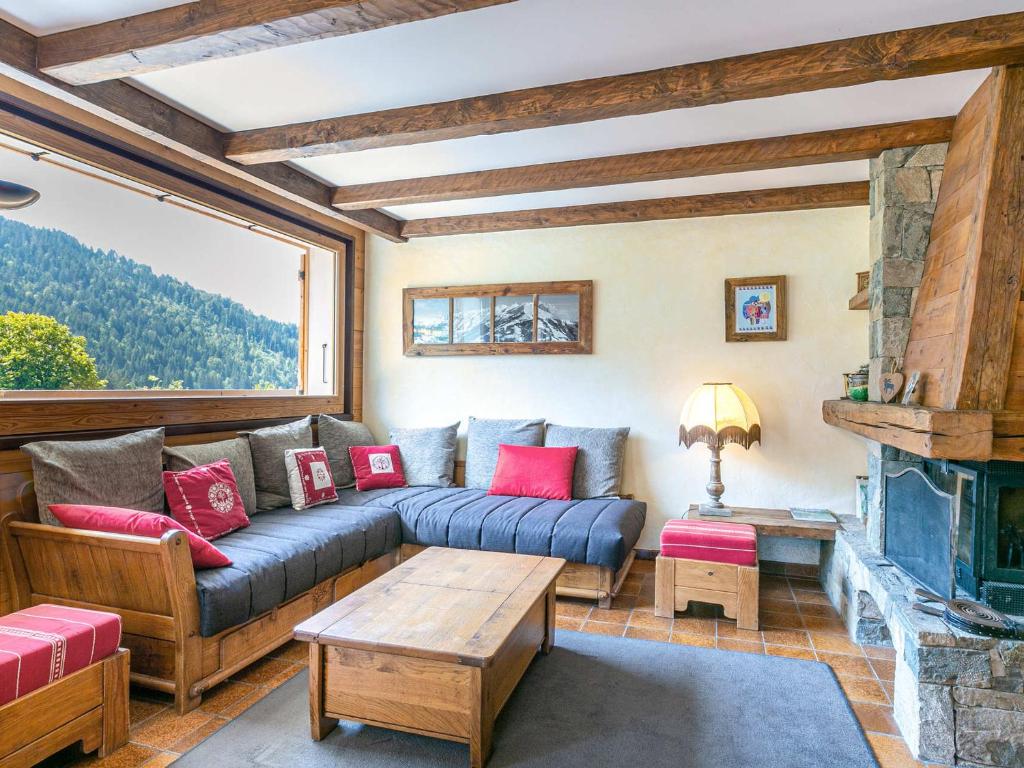 un salon avec un canapé et une cheminée dans l'établissement Bel appartement 3 ch, calme, garage, Wifi - FR-1-437-18, à La Clusaz