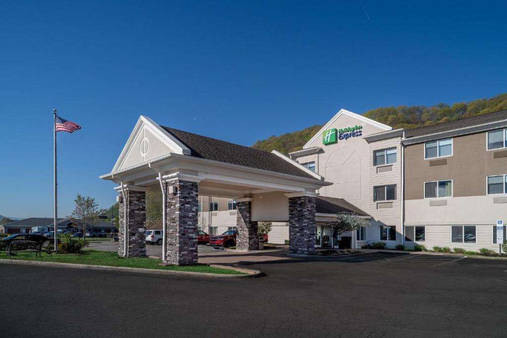 ariott hotel with a parking lot in front of it at Holiday Inn Express - Charleston/Kanawha City, an IHG Hotel in Charleston