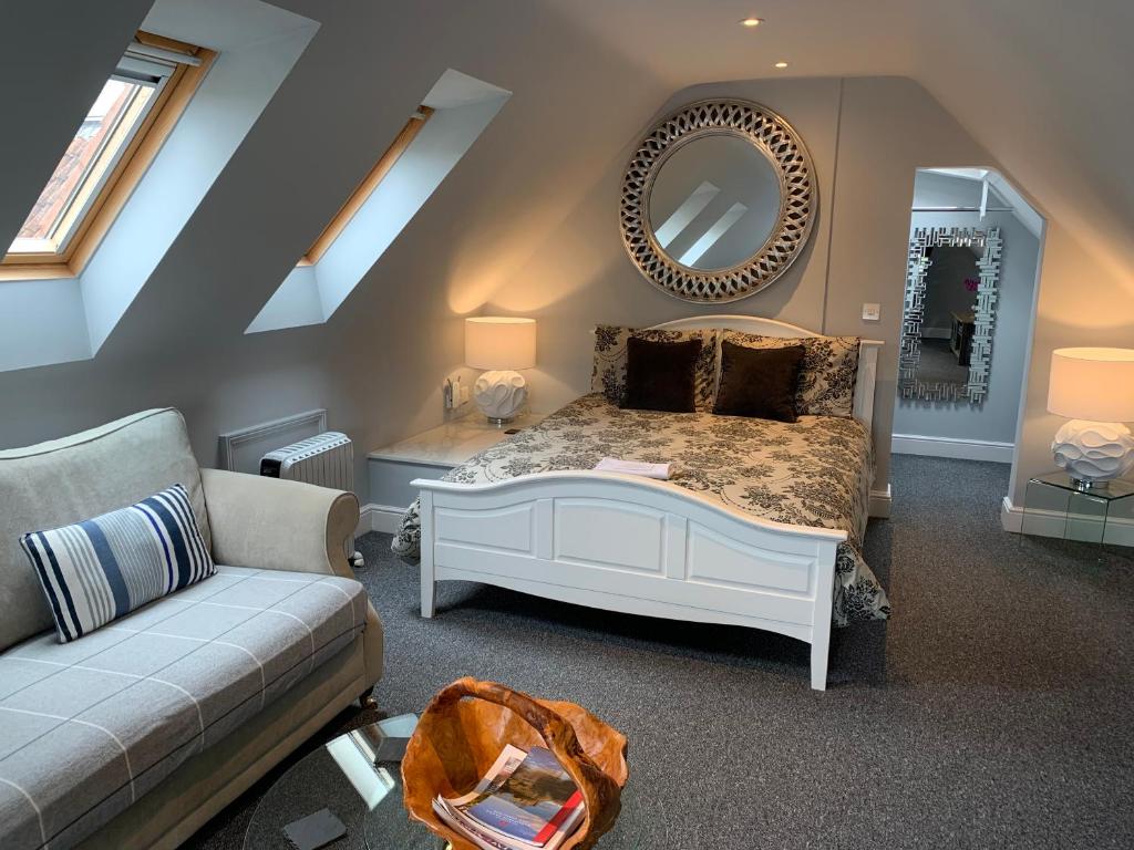 Sala de estar con cama y espejo en The Coquet Apartment - short stroll to Warkworth Castle and Hermitage, en Warkworth