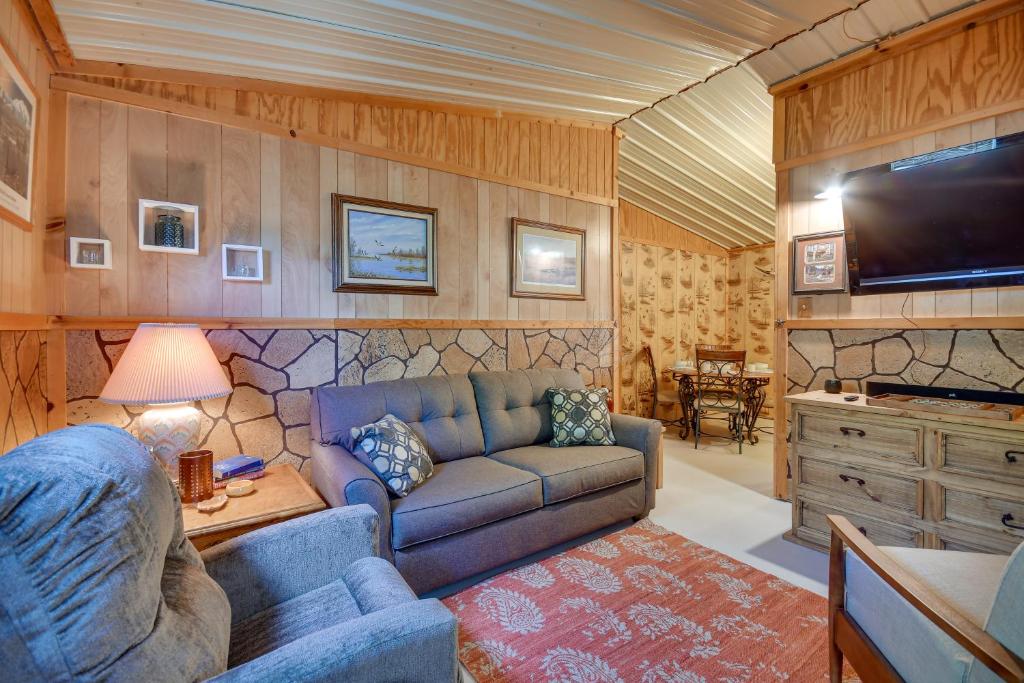 Crowell Cabin about 9 Mi to Copper Breaks State Park!, Crowell