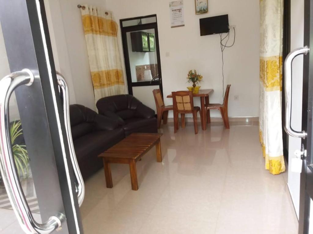 TV a/nebo společenská místnost v ubytování Kumudu Holiday Home