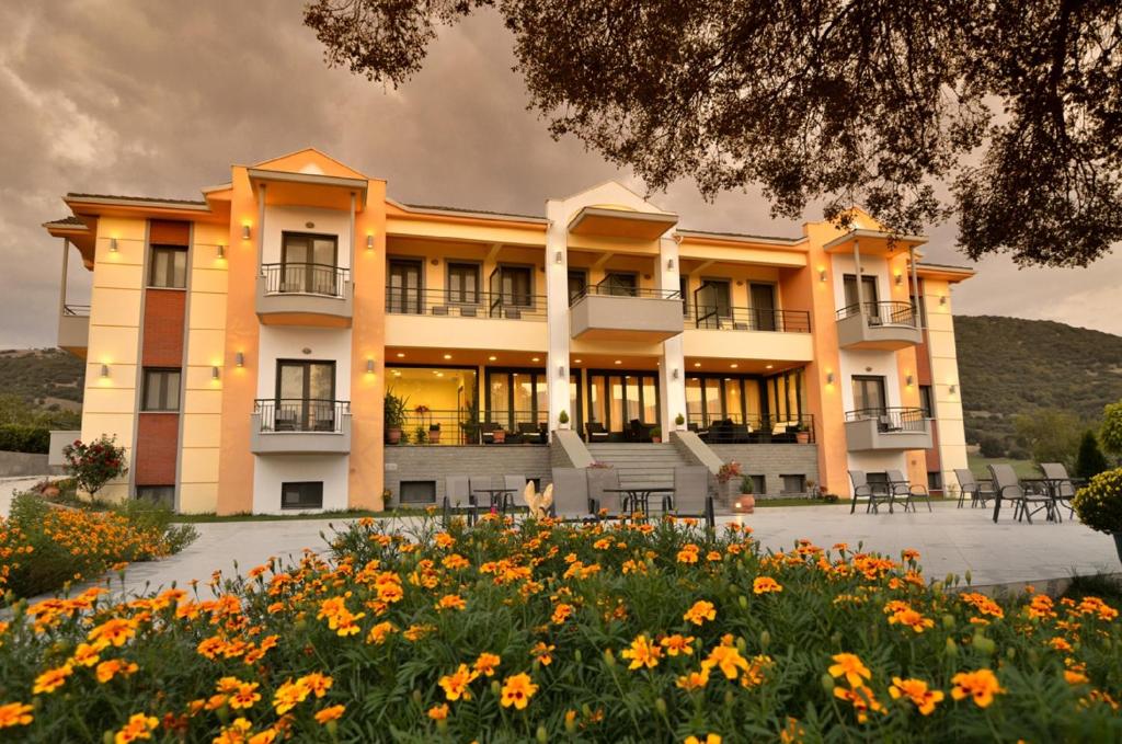 um edifício com flores em frente em Filoxenia Hotel em Ioannina