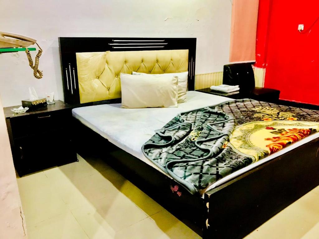 ein Schlafzimmer mit einem großen Bett in einem Zimmer in der Unterkunft Hotel New Star View in Bahawalpur