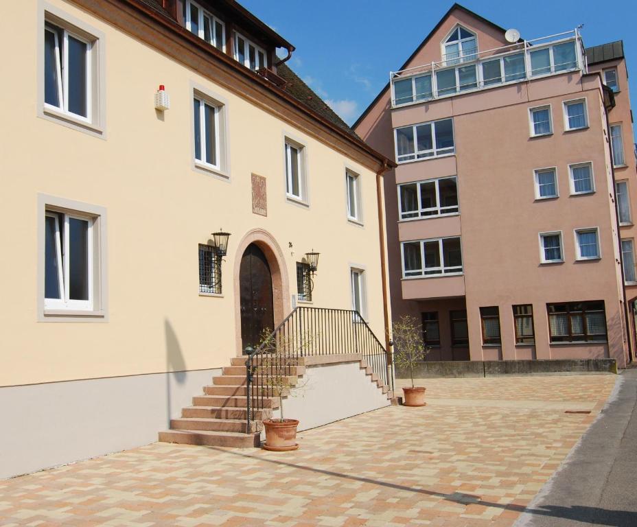 ein Gebäude mit einer Treppe und zwei Gebäuden in der Unterkunft Hotel Zur Schmiede in Radolfzell am Bodensee