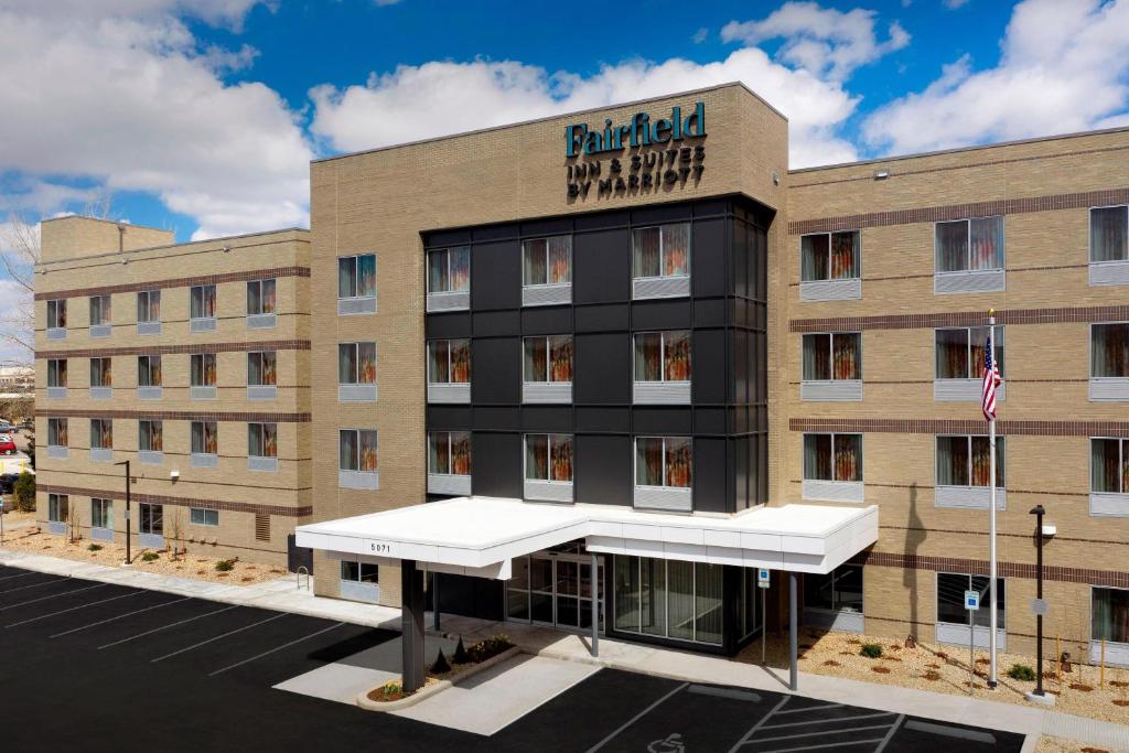 une représentation de l'avant d'un hôtel avec un bâtiment dans l'établissement Fairfield Inn & Suites by Marriott Denver Tech Center North, à Denver