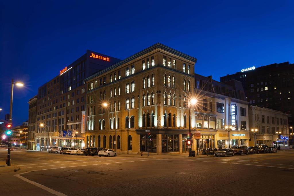 a large building on a city street at night at Milwaukee Marriott Downtown in Milwaukee