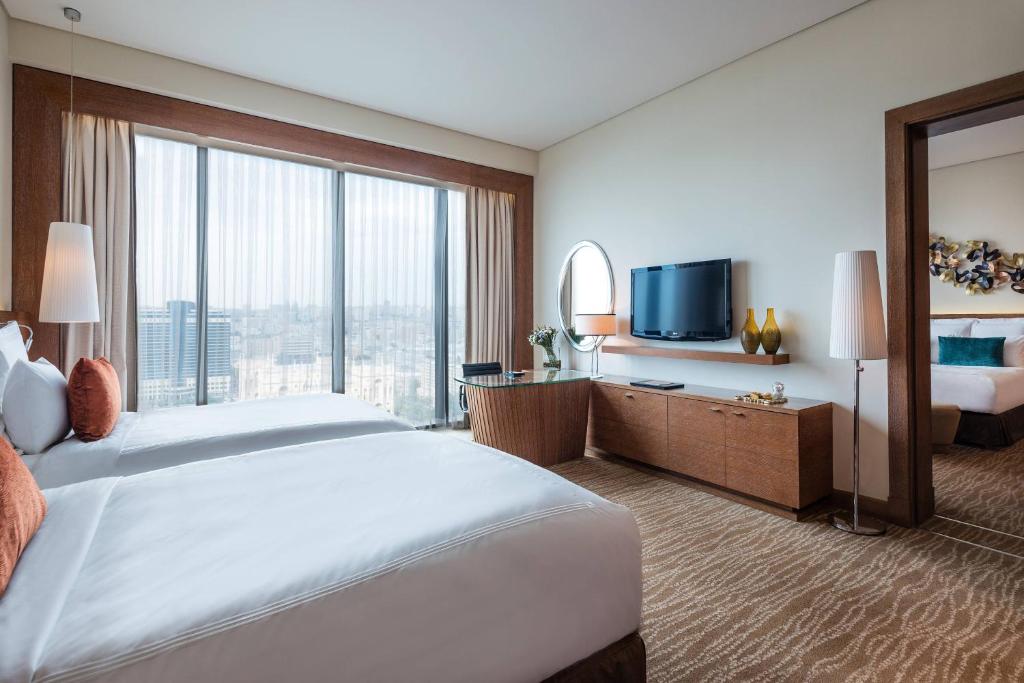Postel nebo postele na pokoji v ubytování JW Marriott Absheron Baku Hotel