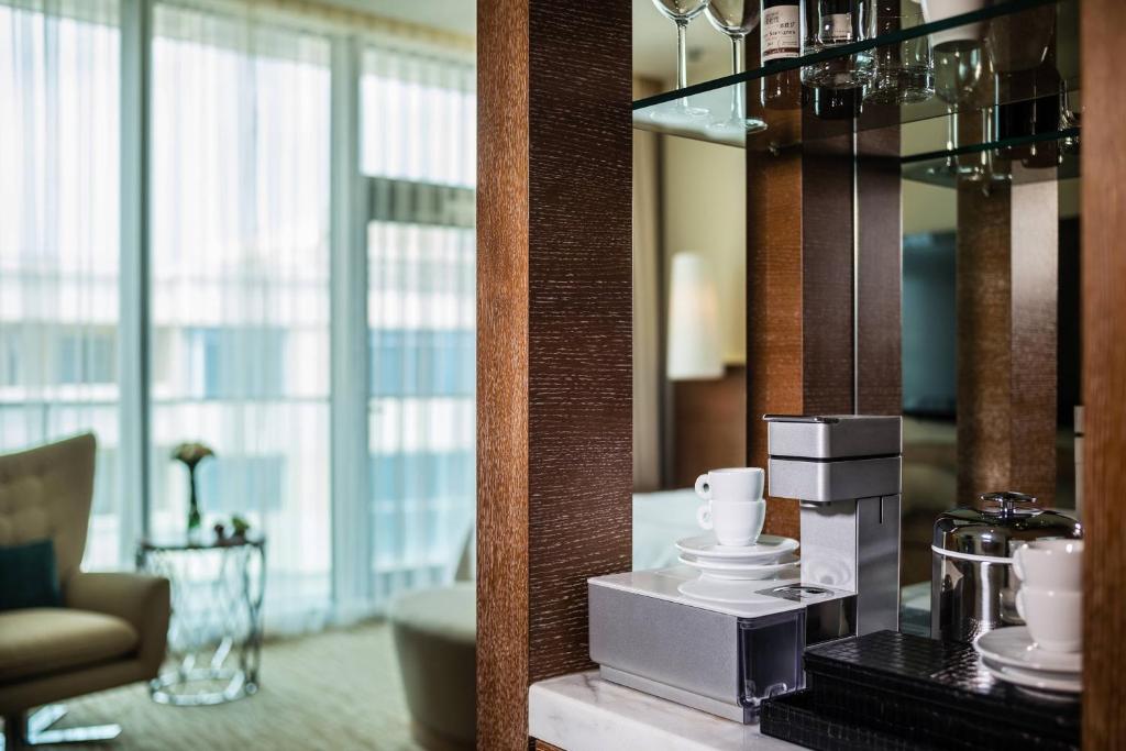 Příslušenství pro přípravu čaje a kávy v ubytování JW Marriott Absheron Baku Hotel
