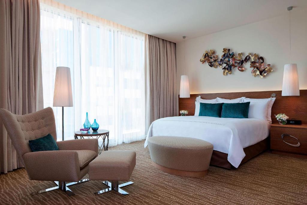 Postel nebo postele na pokoji v ubytování JW Marriott Absheron Baku Hotel