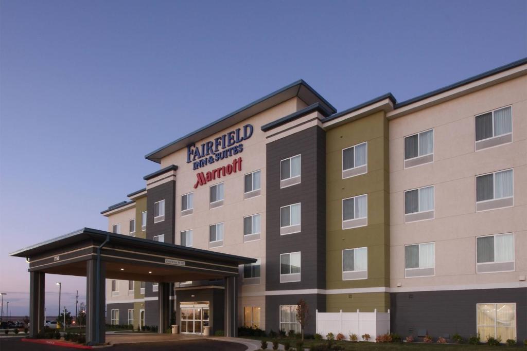 una representación de un hotel con un edificio en Fairfield Inn & Suites by Marriott Amarillo Airport, en Amarillo