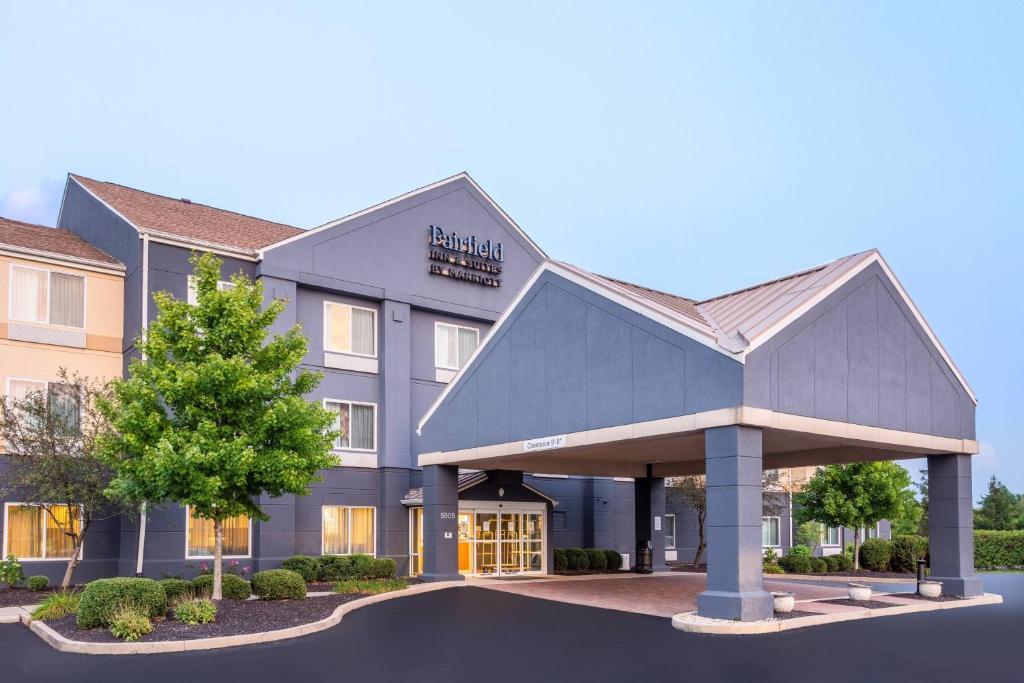 ein Hotel mit einem Pavillon in der Unterkunft Fairfield Inn & Suites Indianapolis Northwest in Indianapolis