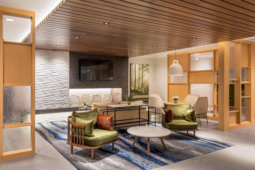 een woonkamer met stoelen en een tafel bij Fairfield Inn & Suites by Marriott Boston Walpole in Walpole