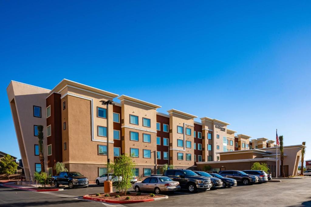 eine Reihe von Autos, die auf einem Parkplatz vor einem Gebäude geparkt sind in der Unterkunft Residence Inn Las Vegas South&#47;Henderson in Las Vegas