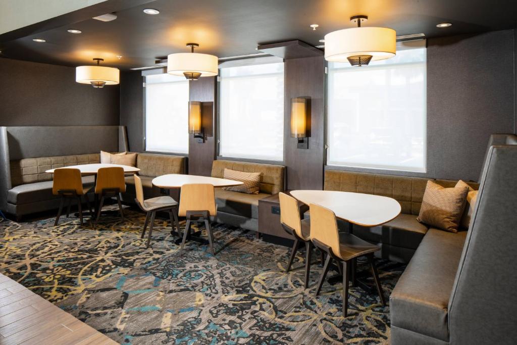 ein Esszimmer mit Tischen und Stühlen und Fenstern in der Unterkunft Residence Inn Las Vegas South&#47;Henderson in Las Vegas