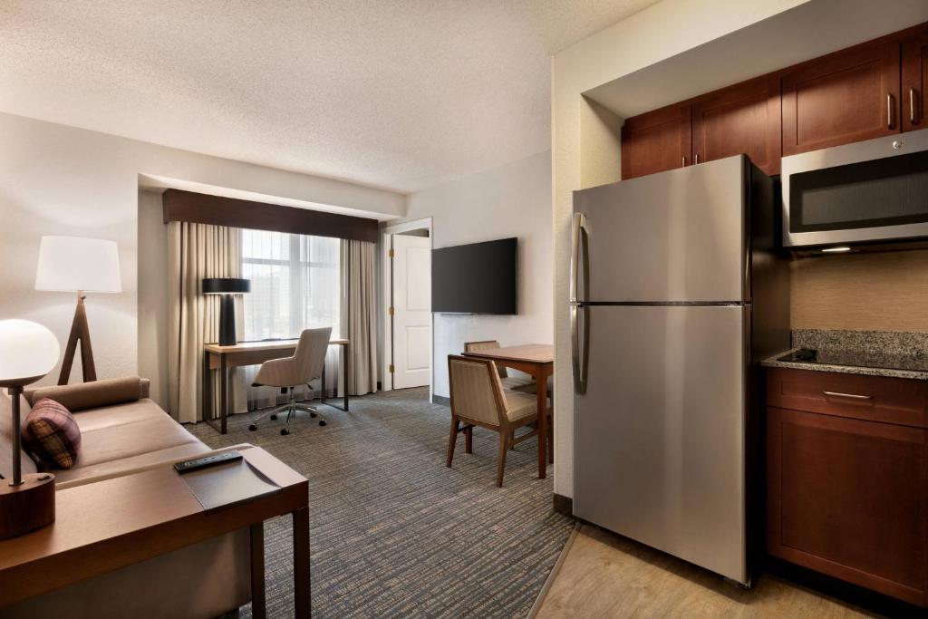 cocina y sala de estar con nevera y mesa en Residence Inn by Marriott Baltimore Downtown/ Inner Harbor, en Baltimore