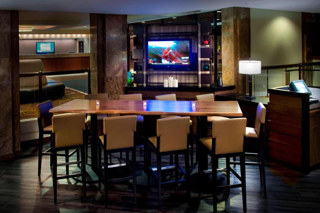 TV a/nebo společenská místnost v ubytování Marriott Park Ridge