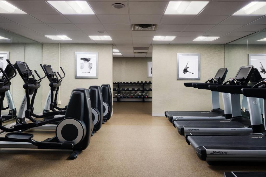 Fitness centrum a/nebo fitness zařízení v ubytování Marriott Park Ridge