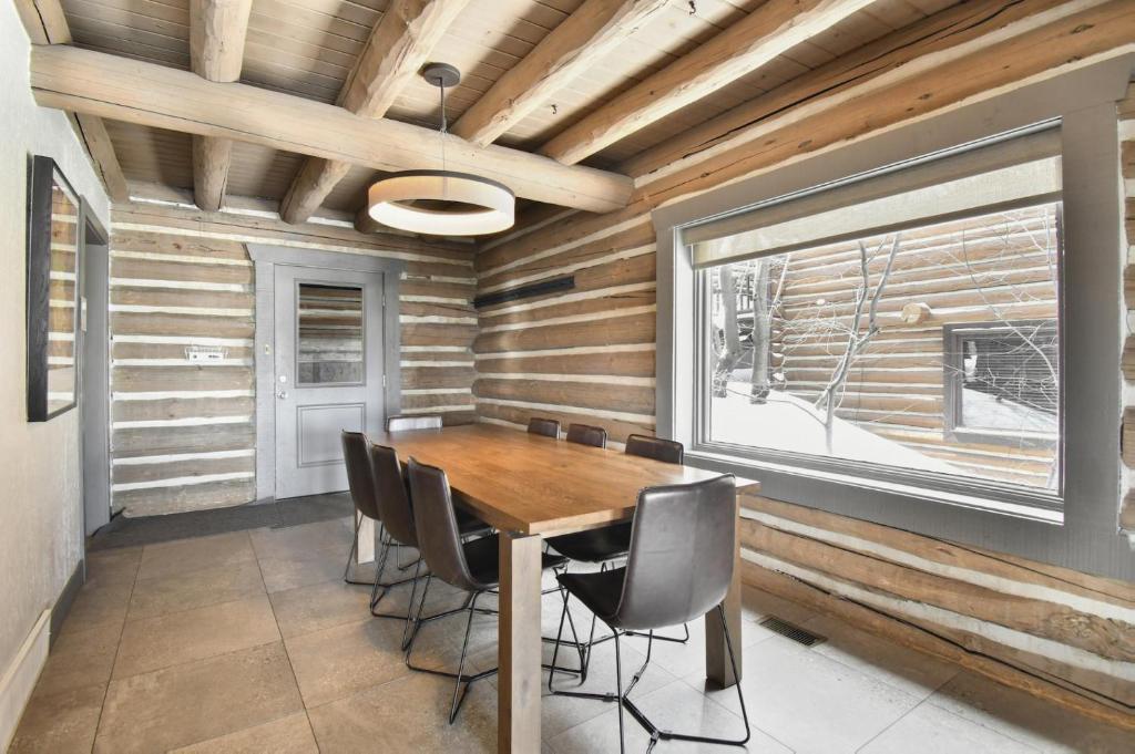 een eetkamer met een tafel en stoelen en een raam bij Temptation #7 in Park City
