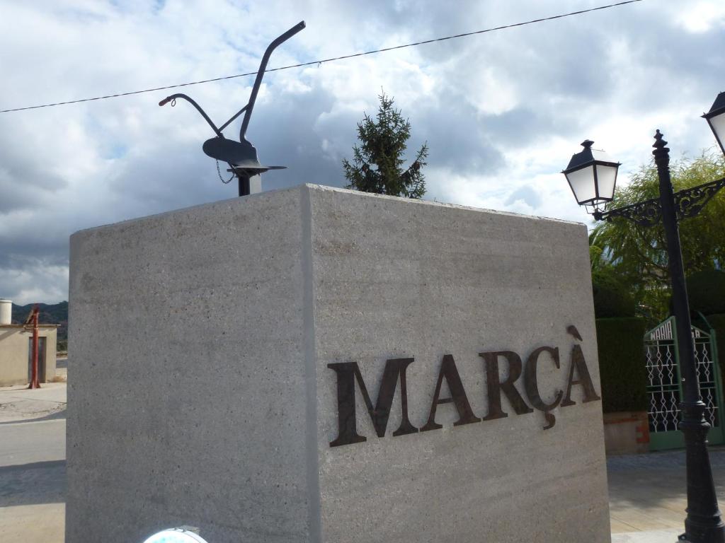 una señal para un edificio marca con un pájaro en él en Casa del Priorat "Ca La María", en Marçà