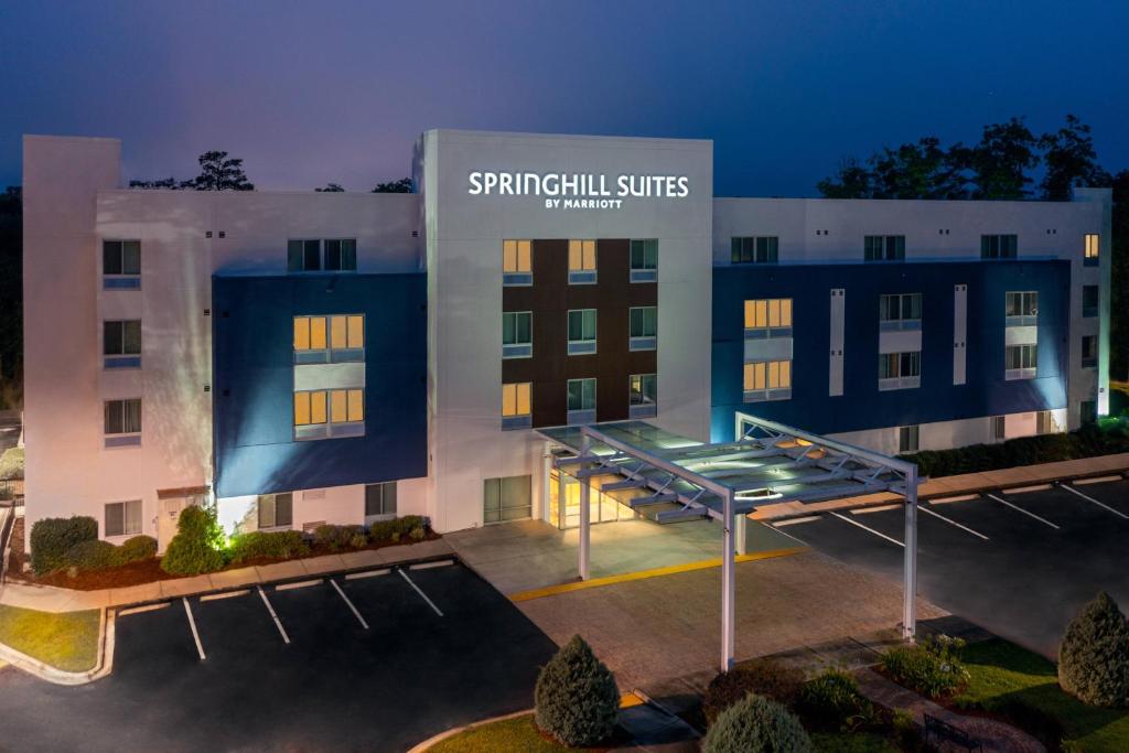 - un bâtiment avec un panneau indiquant les suites pour enfants dans l'établissement SpringHill Suites Tallahassee Central, à Tallahassee