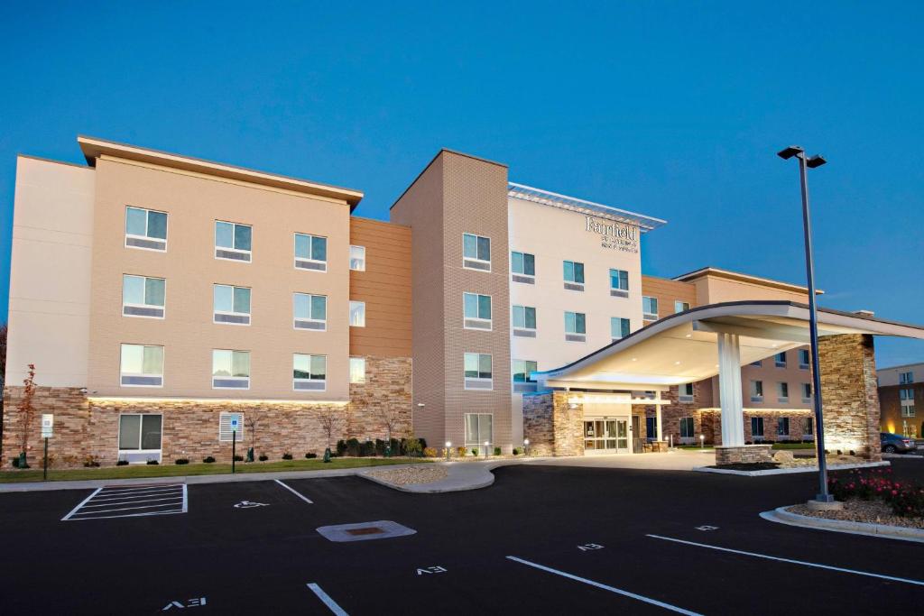 una representación de un hotel con aparcamiento en Fairfield Inn & Suites by Marriott Dayton North en Murlin Heights