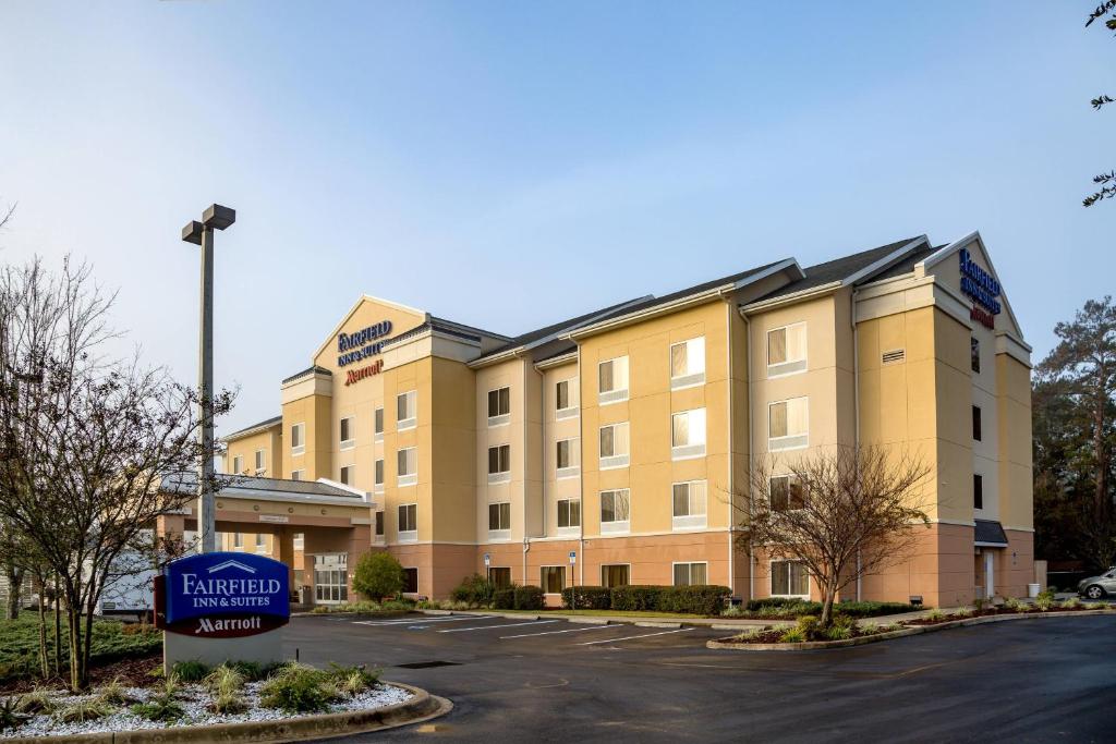 an exterior view of a hotel with a parking lot at Fairfield Inn & Suites Lake City in Lake City