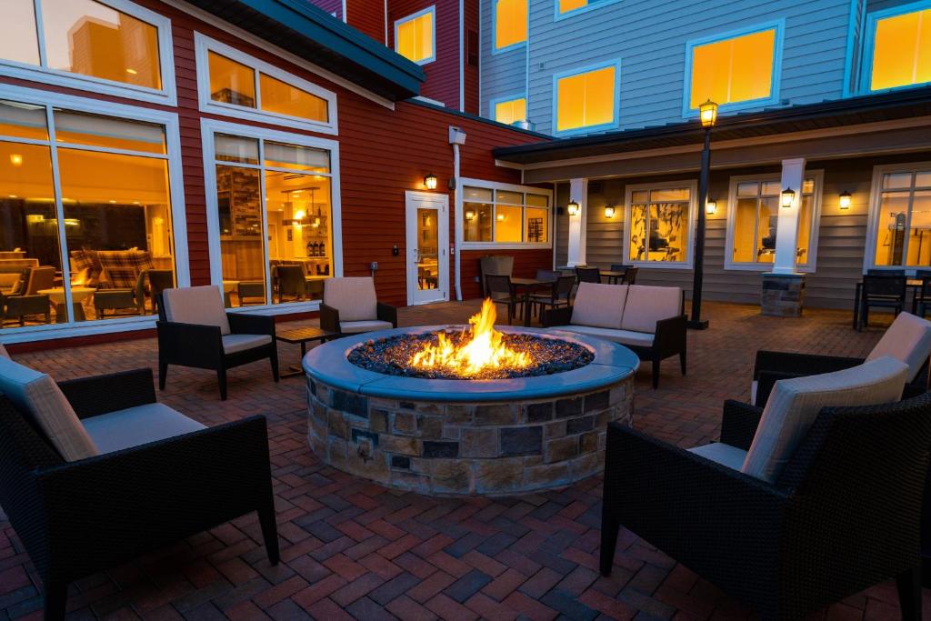 a fire pit in the middle of a patio at Residence Inn Upper Marlboro Joint Base Andrews in Capitol Heights