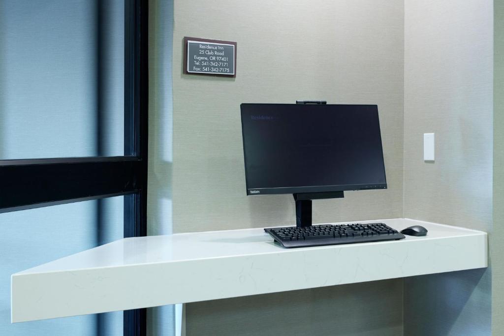 TV a/nebo společenská místnost v ubytování Residence Inn Eugene Springfield