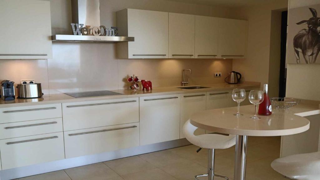 Kuchyňa alebo kuchynka v ubytovaní Marbella Resort Samara By Houselogy