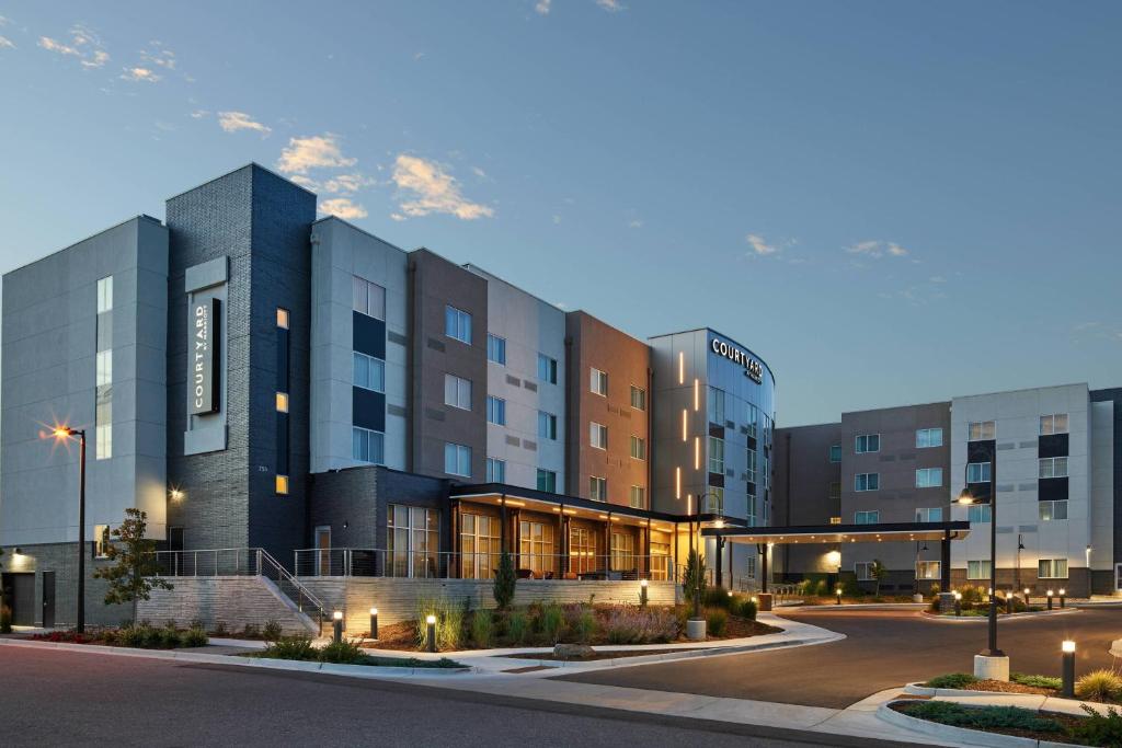 uma representação de um edifício hospitalar à noite em Courtyard Denver Aurora em Aurora