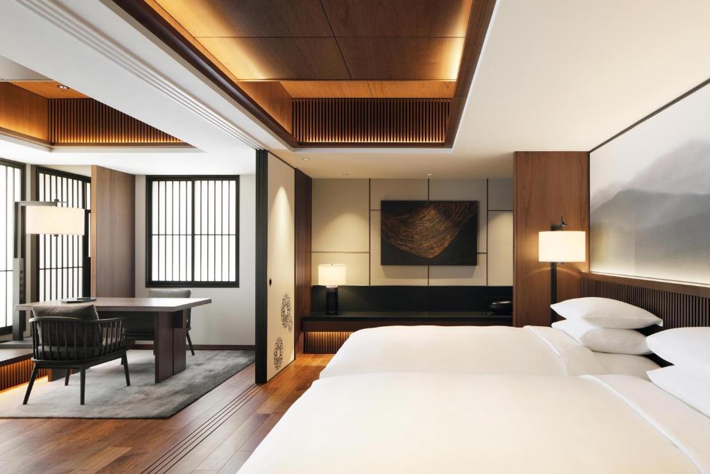 Postel nebo postele na pokoji v ubytování The Chapter Kyoto, a Tribute Portfolio Hotel
