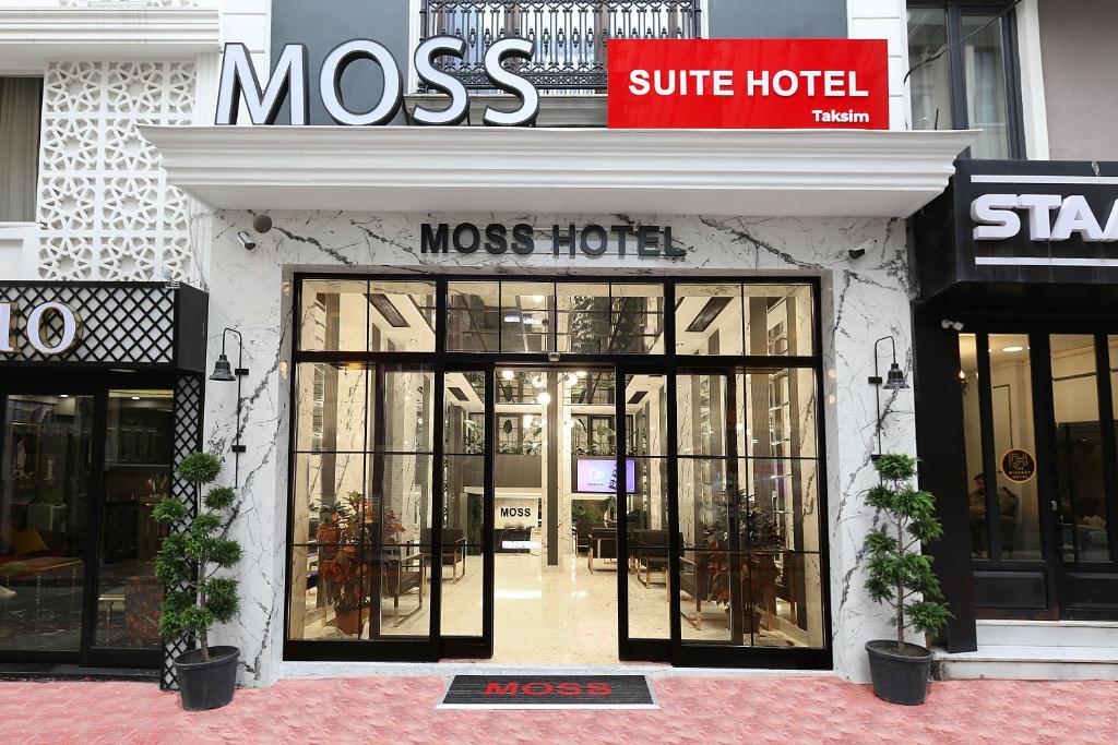 uma loja em frente a um hotel Moss com portas de vidro em Moss Suites Hotel em Istambul