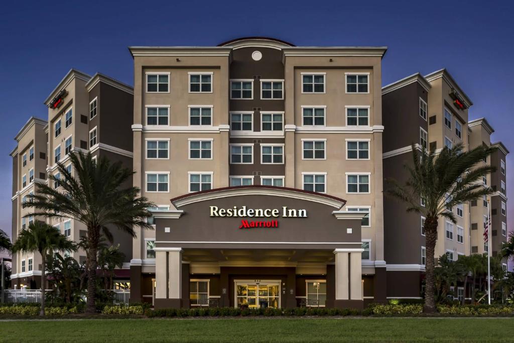 un rendimiento del edificio de la residencia inn anaheim en Residence Inn by Marriot Clearwater Downtown en Clearwater