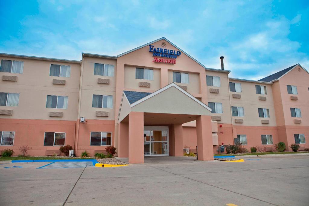 eine Darstellung der Vorderseite eines Hotels in der Unterkunft Fairfield Inn & Suites Bismarck South in Bismarck