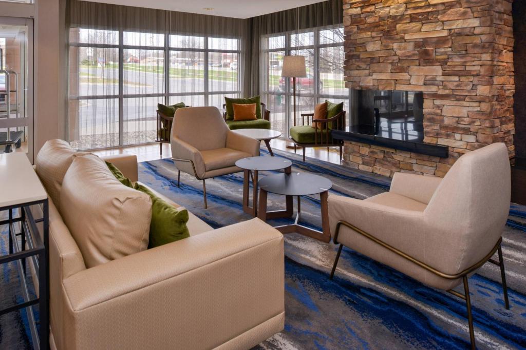 sala de estar con sofás y chimenea en Fairfield Inn & Suites by Marriott Cedar Rapids, en Cedar Rapids