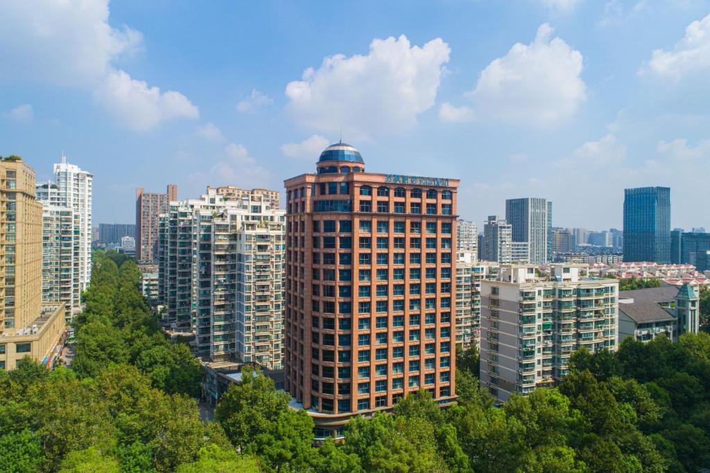 un grand bâtiment au milieu d'une ville dans l'établissement Fairfield by Marriott Hangzhou Xihu District, à Hangzhou