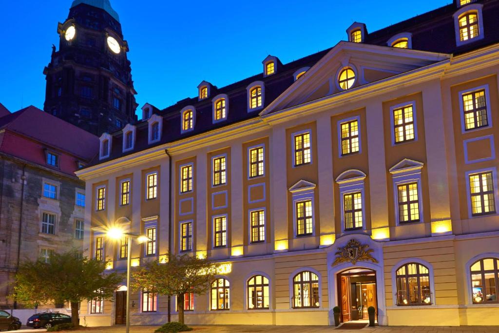 ein großes Gebäude mit einem Uhrturm im Hintergrund in der Unterkunft Gewandhaus Dresden, Autograph Collection in Dresden