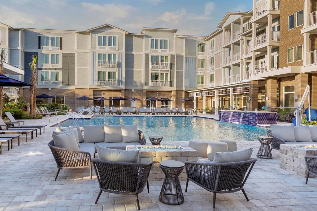 una imagen de una piscina en un complejo en SpringHill Suites by Marriott Amelia Island en Amelia Island