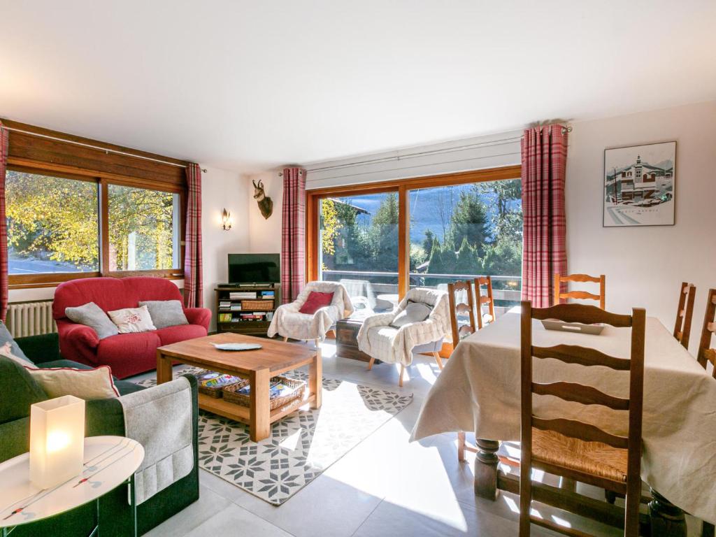 un salon avec une table et des chaises dans l'établissement Ski aux pieds, 2 chambres, balcon sud, parking, 6 pers - FR-1-437-87, à La Clusaz