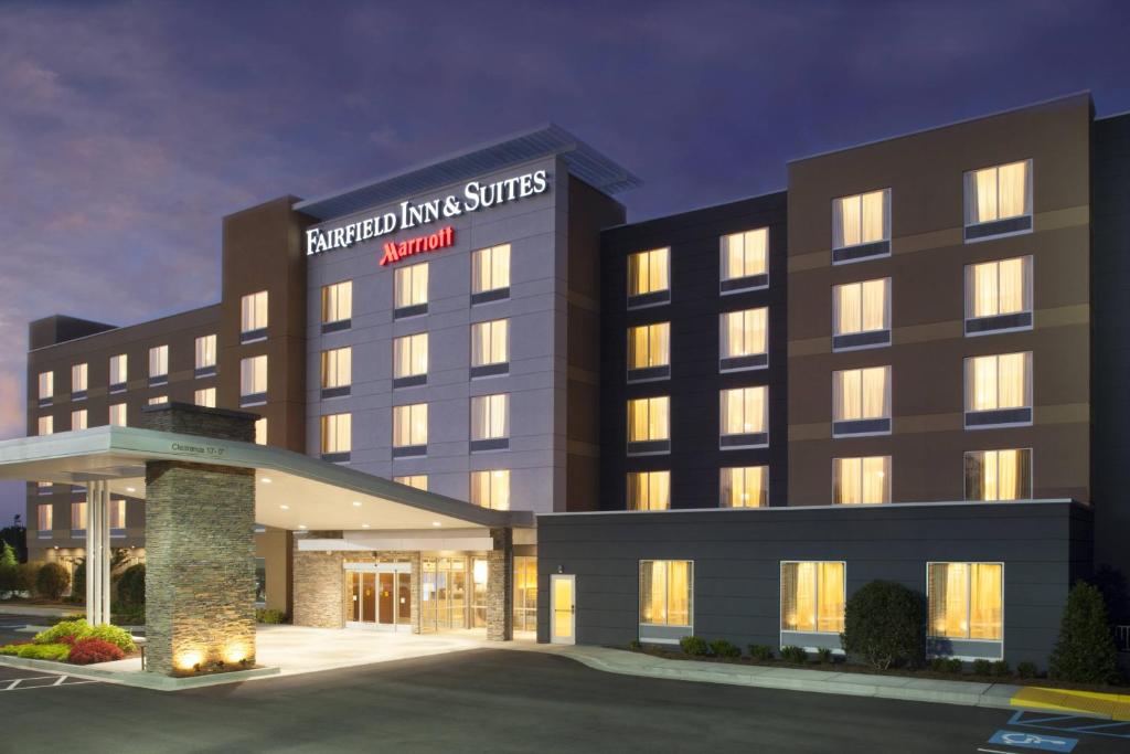 uma representação da frente de um hotel em Fairfield Inn & Suites by Marriott Atlanta Gwinnett Place em Duluth