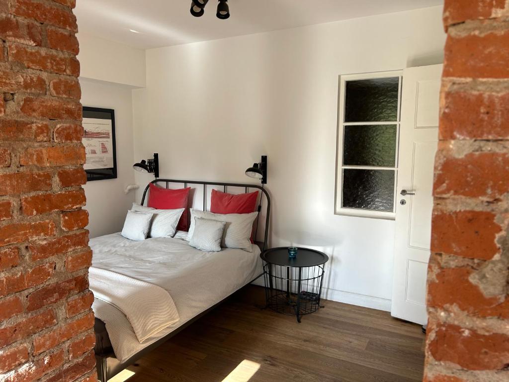 um quarto com uma cama com almofadas vermelhas em Apartment im Geteviertel - citynah em Bremen