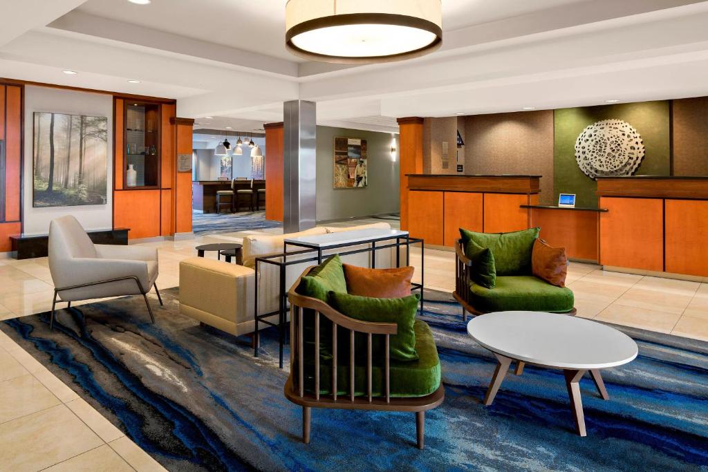 eine Lobby mit Sofas, einem Tisch und Stühlen in der Unterkunft Fairfield Inn & Suites by Marriott Hobbs in Hobbs