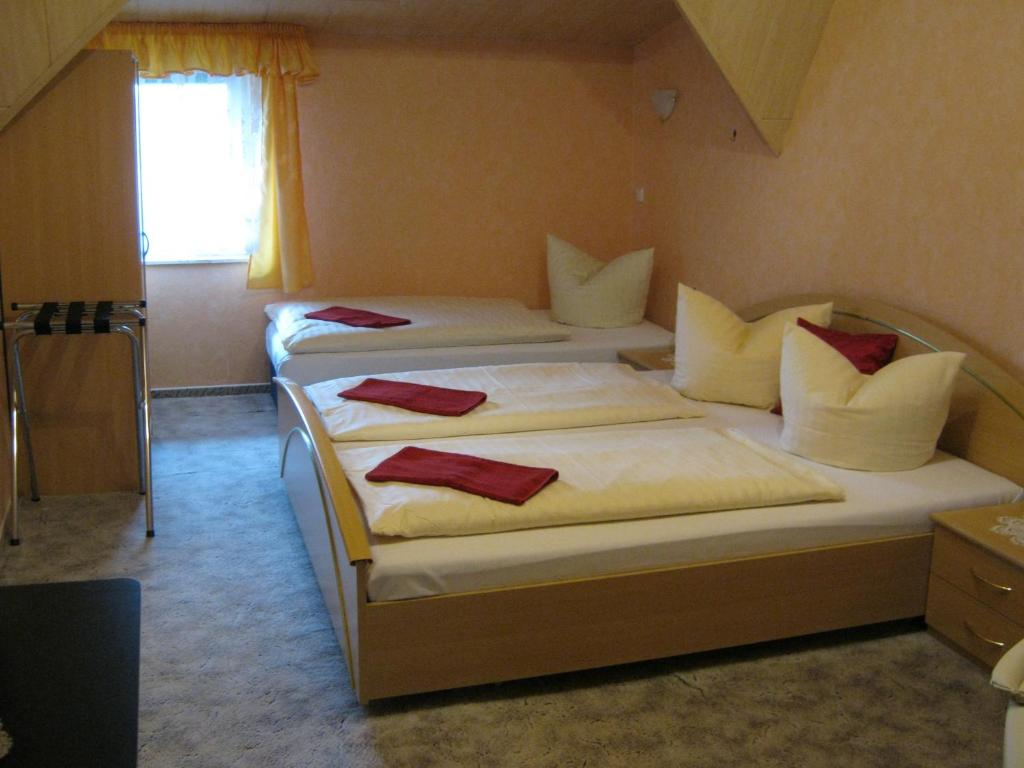 Postel nebo postele na pokoji v ubytování Gästehaus am Schwarzer See